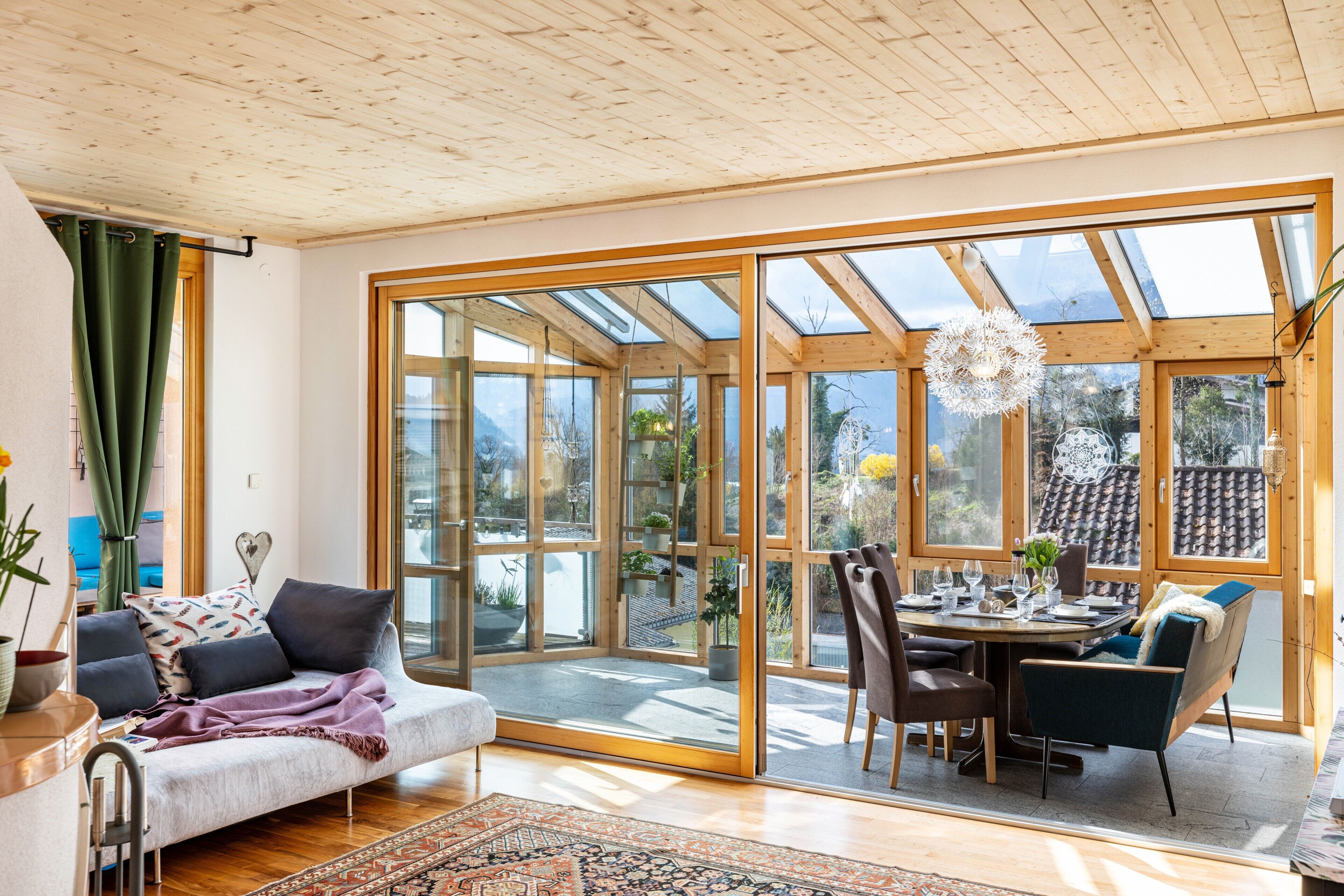 Una televisión, una chimenea, videojuegos, un reproductor de DVD