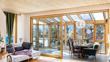 Una televisión, una chimenea, videojuegos, un reproductor de DVD