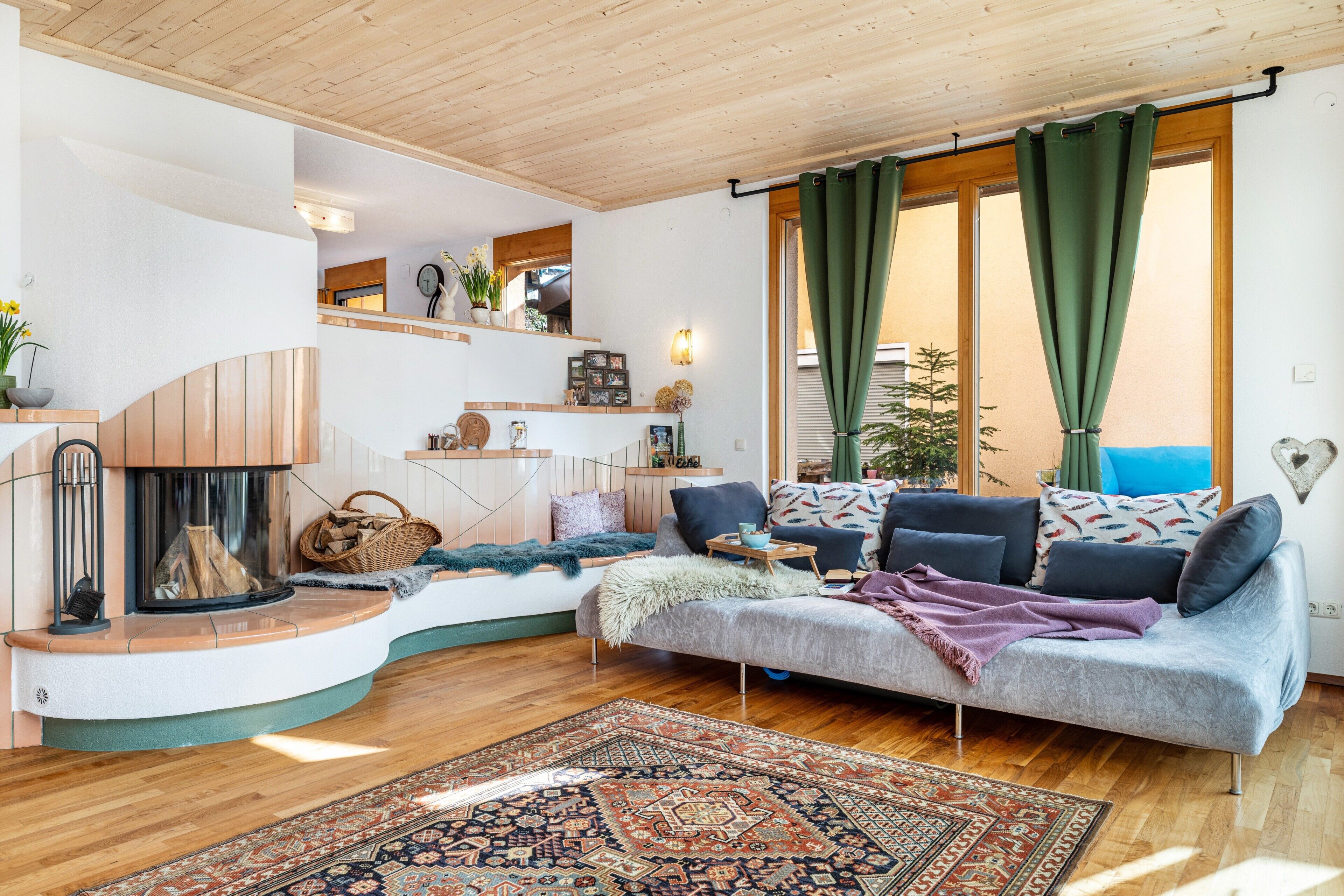 Fernseher, Kamin, Videospiele, DVD-Player