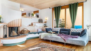 Fernseher, Kamin, Videospiele, DVD-Player