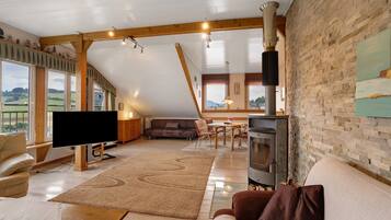 Fernseher, Kamin, Stereoanlage