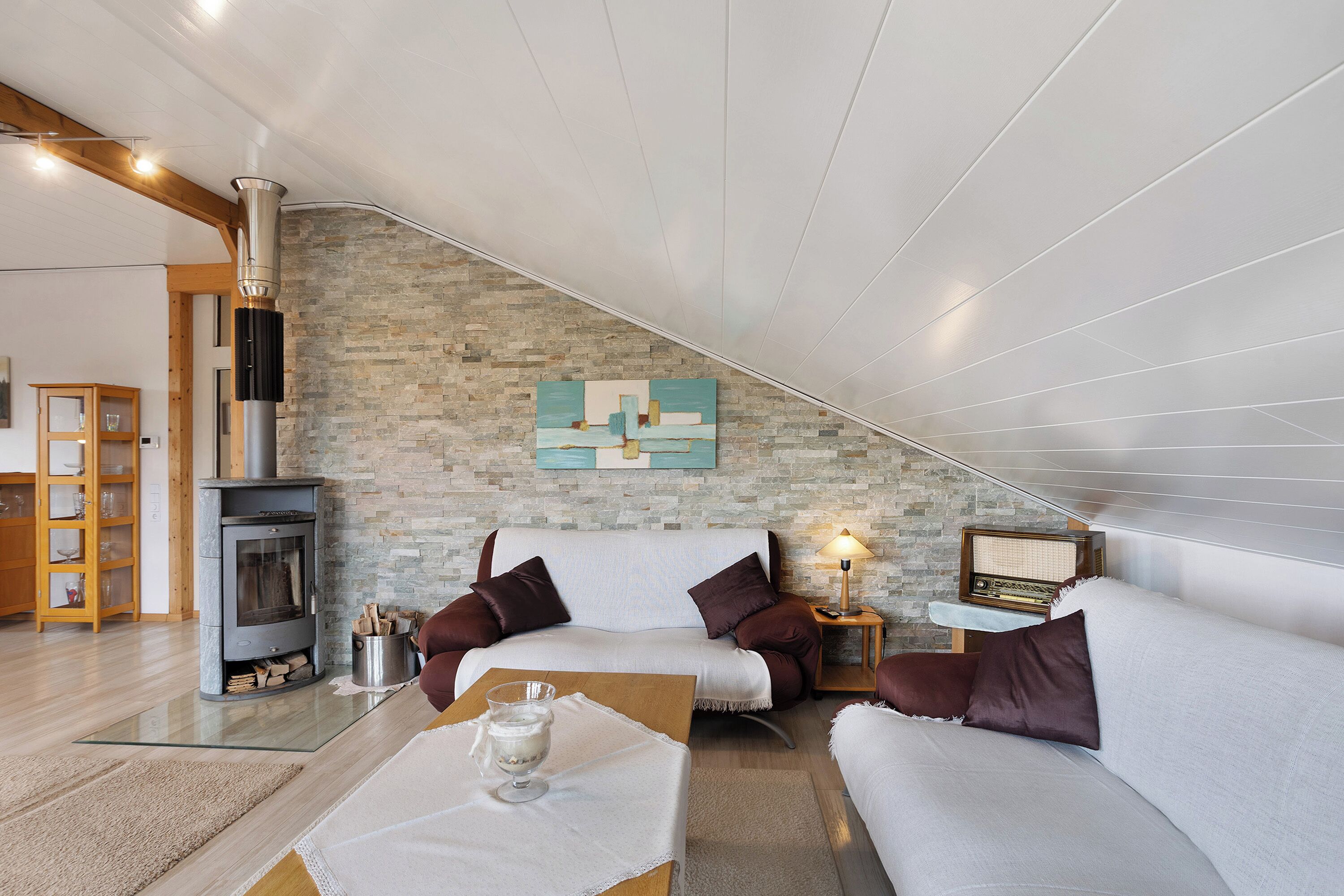 Televisie, een open haard en een stereo