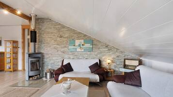 Televisie, een open haard en een stereo