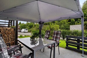 Outdoor dining - Holiday Apartment 'Panoramablick' with Sauna, Mountain View, Private Terrace and Wi-Fi (Olsberg)