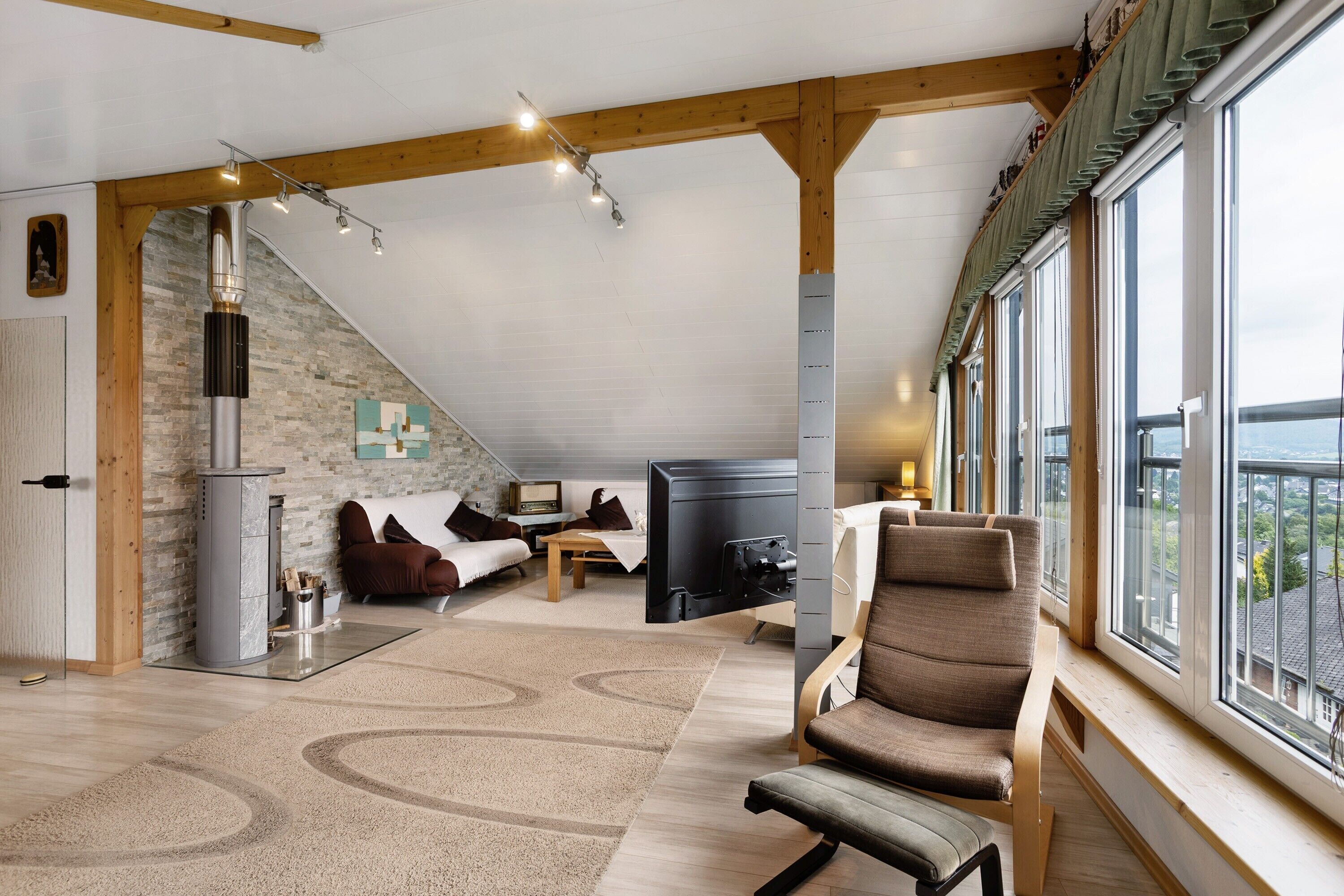 Fernseher, Kamin, Stereoanlage