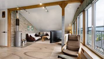 Fernseher, Kamin, Stereoanlage