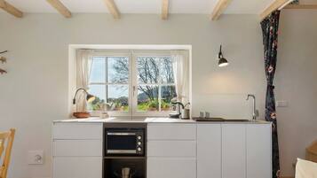 Kühlschrank, Ofen, Herdplatte, Wasserkocher mit Kaffee-/Teezubehör