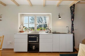 Jääkaappi, uuni, liesi, kahvin-/teenkeitin