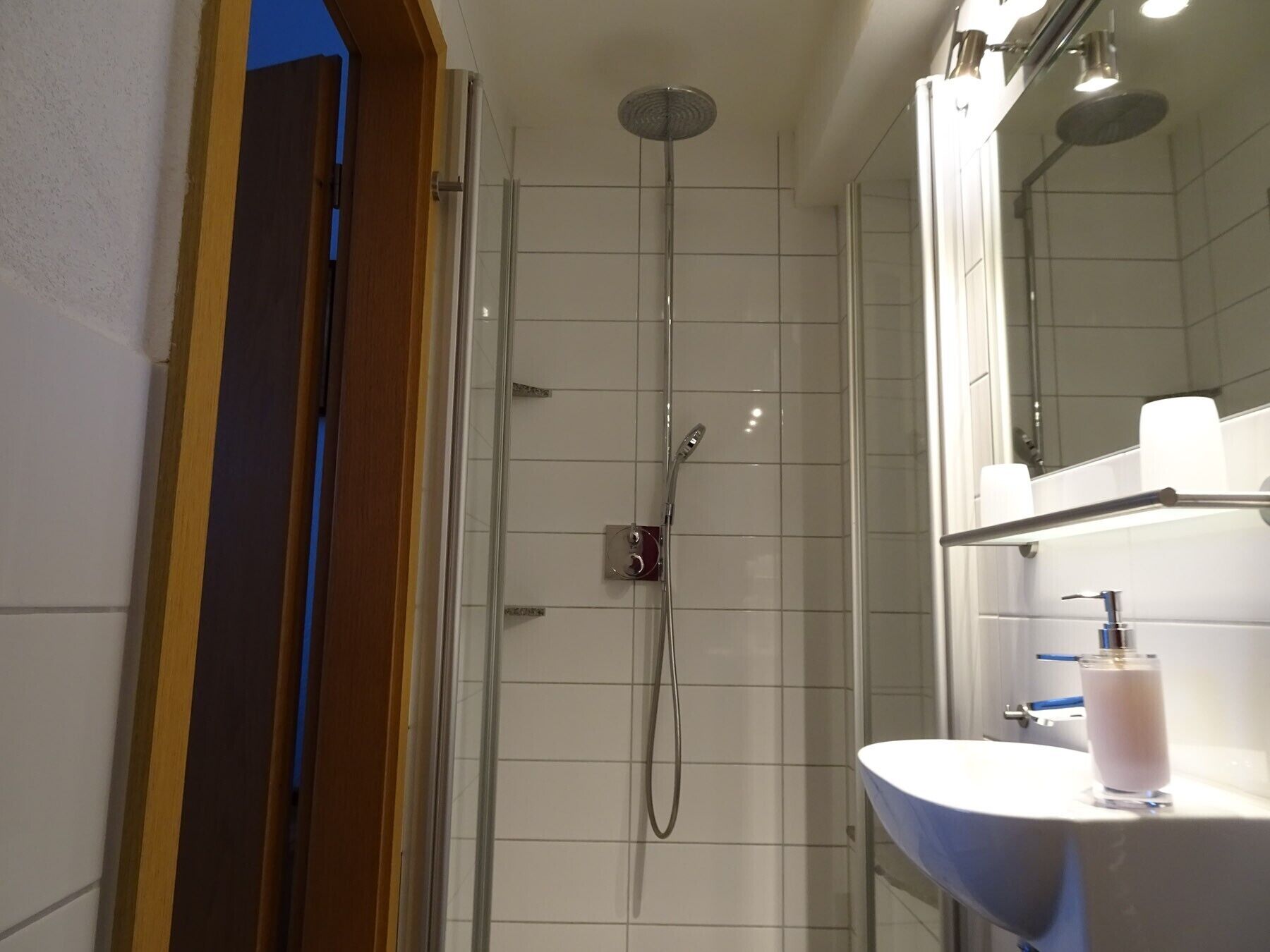 Douche, sèche-cheveux, serviettes fournies