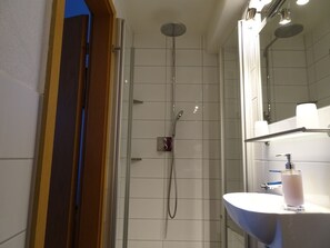 Shower, hair dryer, towels - Holiday Apartment 'Schwär' with Shared Terrace, Wi-Fi and Air Conditioning (Endingen am Kaiserstuhl)