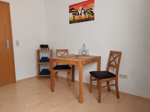 Dining - Holiday Apartment 'Schwär' with Shared Terrace, Wi-Fi and Air Conditioning (Endingen am Kaiserstuhl)