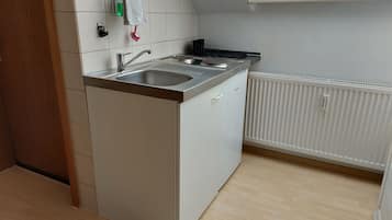 Fridge, microwave, oven, coffee/tea maker