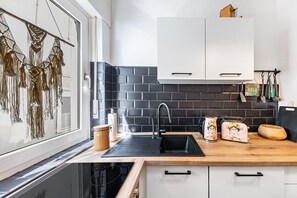 Fridge, microwave, oven, stovetop - Apartment 'Unit 1' with Private Terrace (Homberg (Efze))