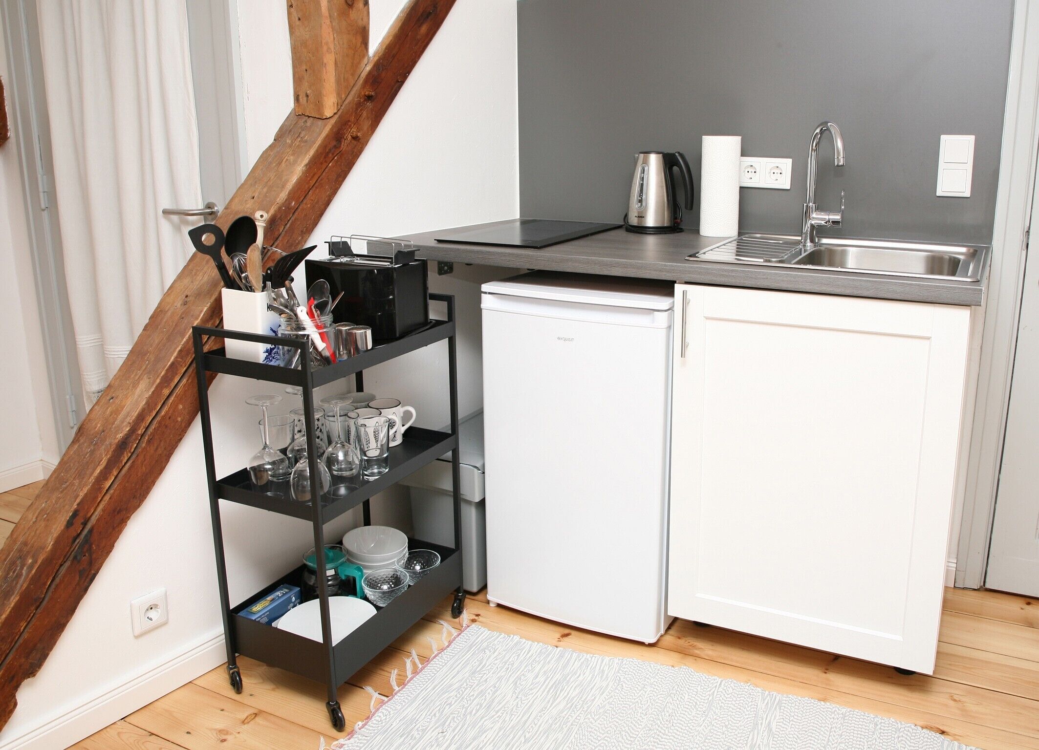 Kühlschrank, Herdplatte, Wasserkocher mit Kaffee-/Teezubehör