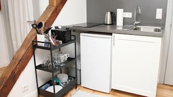 Réfrigérateur, plaque de cuisson, cafetiÚre/bouilloire