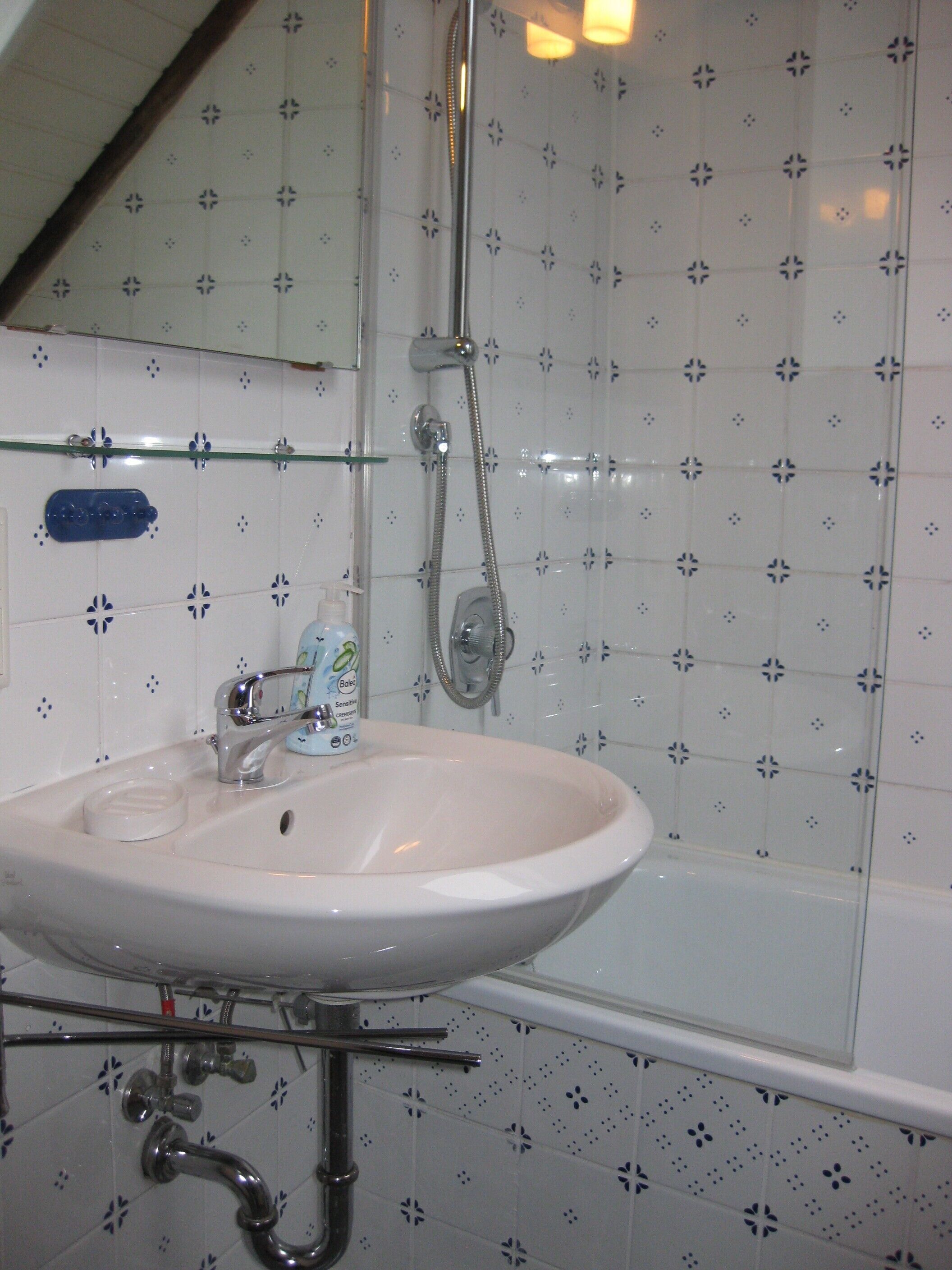 Dusch, hårtork och handdukar