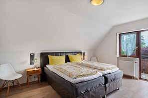 2 bedrooms, iron/ironing board, free WiFi, bed sheets