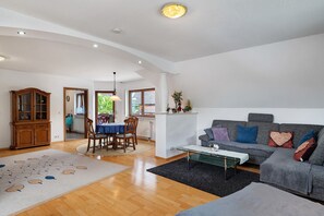 TV, stereo - Apartment 'Serr' with Balcony and Wi-Fi (Lauf)