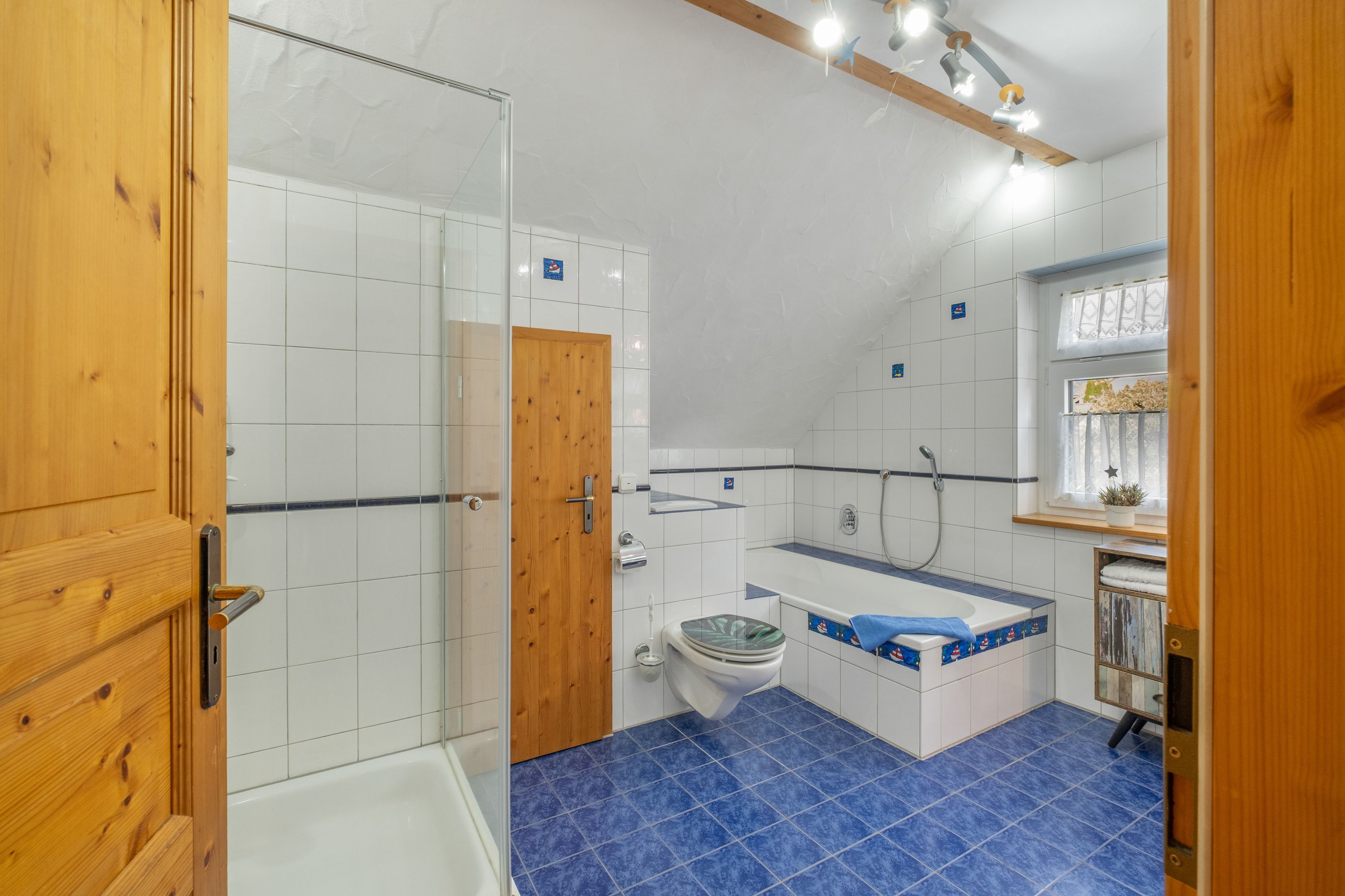 Ein Badezimmer mit Dusche, Toilette und Badewanne.