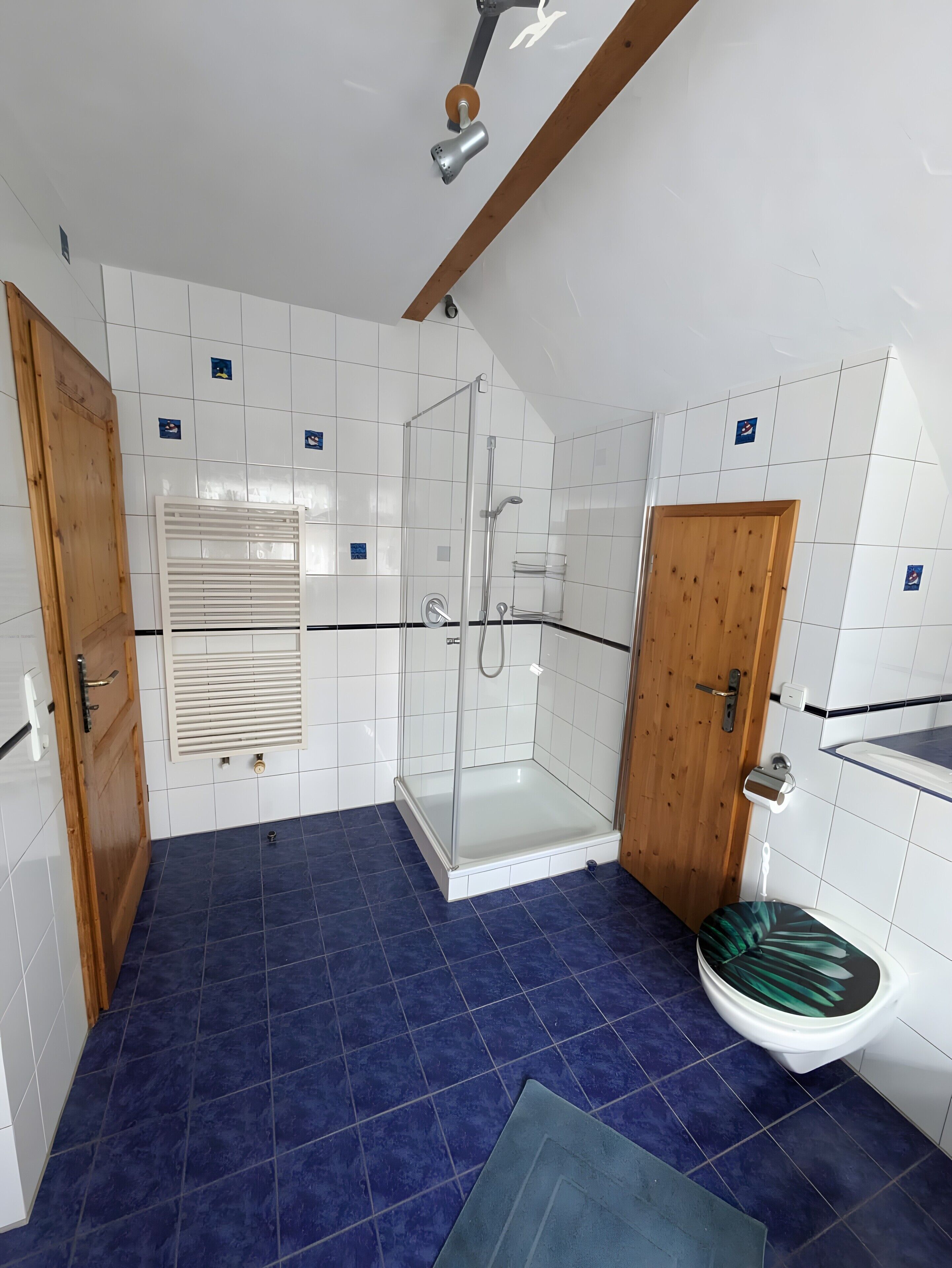 Regadera, secadora de cabello, toallas 