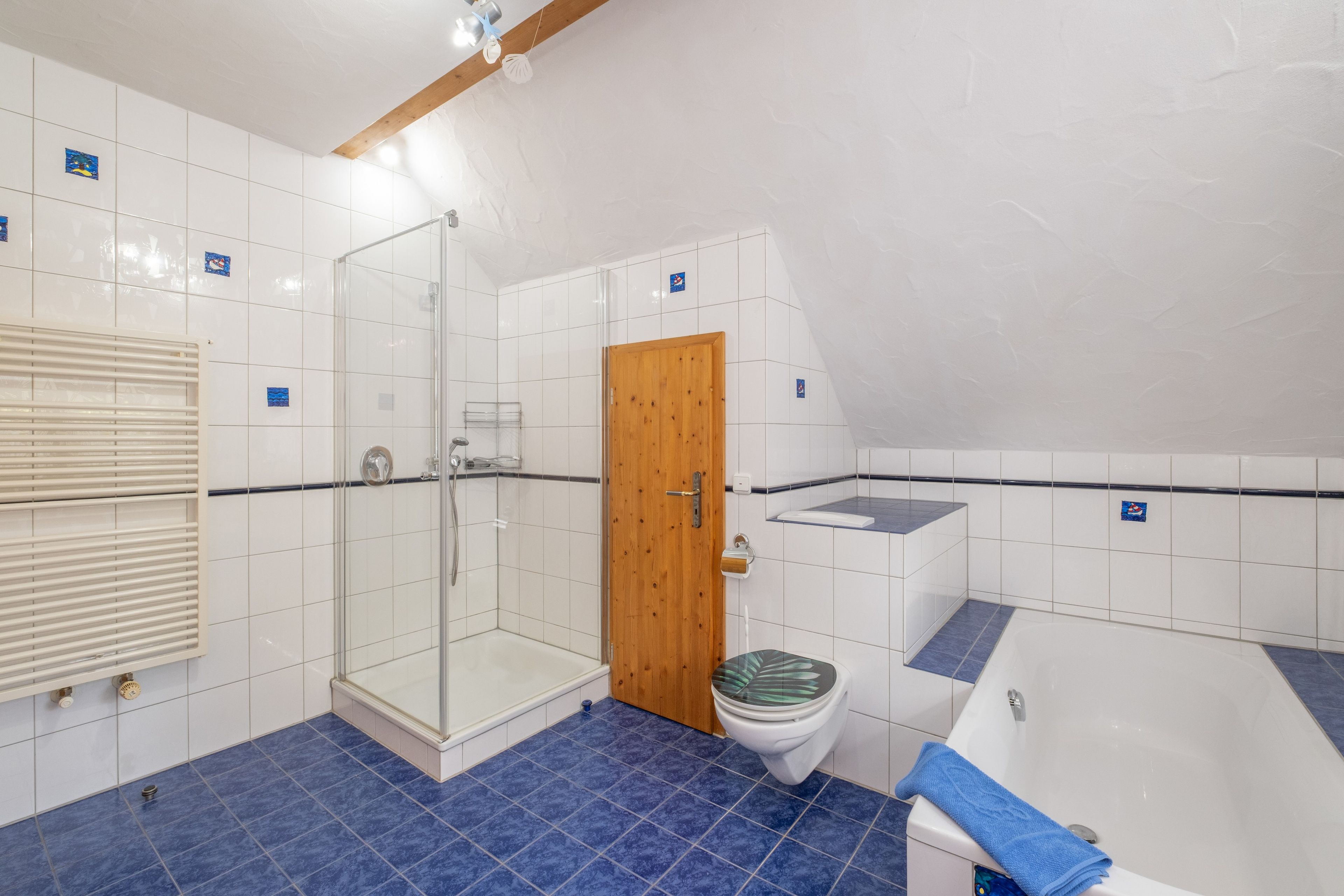 Ein Badezimmer mit Dusche, Toilette und Badewanne.