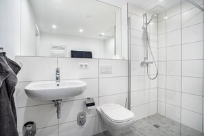 Een douche, een haardroger, handdoeken