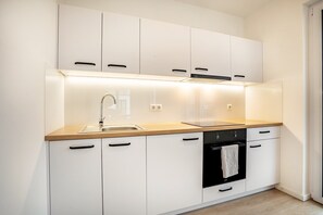 Refrigerador, horno, parrilla de estufa y tetera eléctrica 