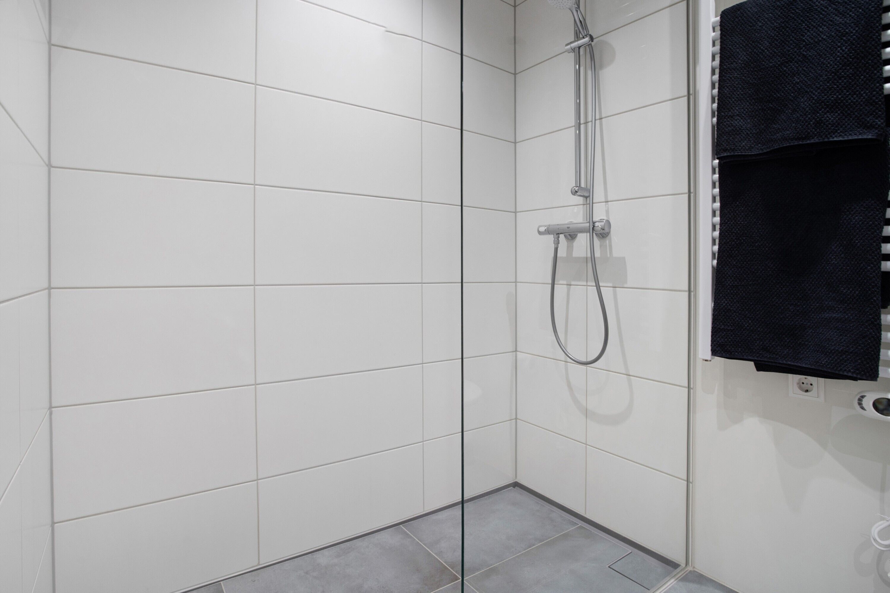 Dusche, Haartrockner, Handtücher