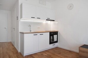 Refrigerador, horno, parrilla de estufa y tetera eléctrica 