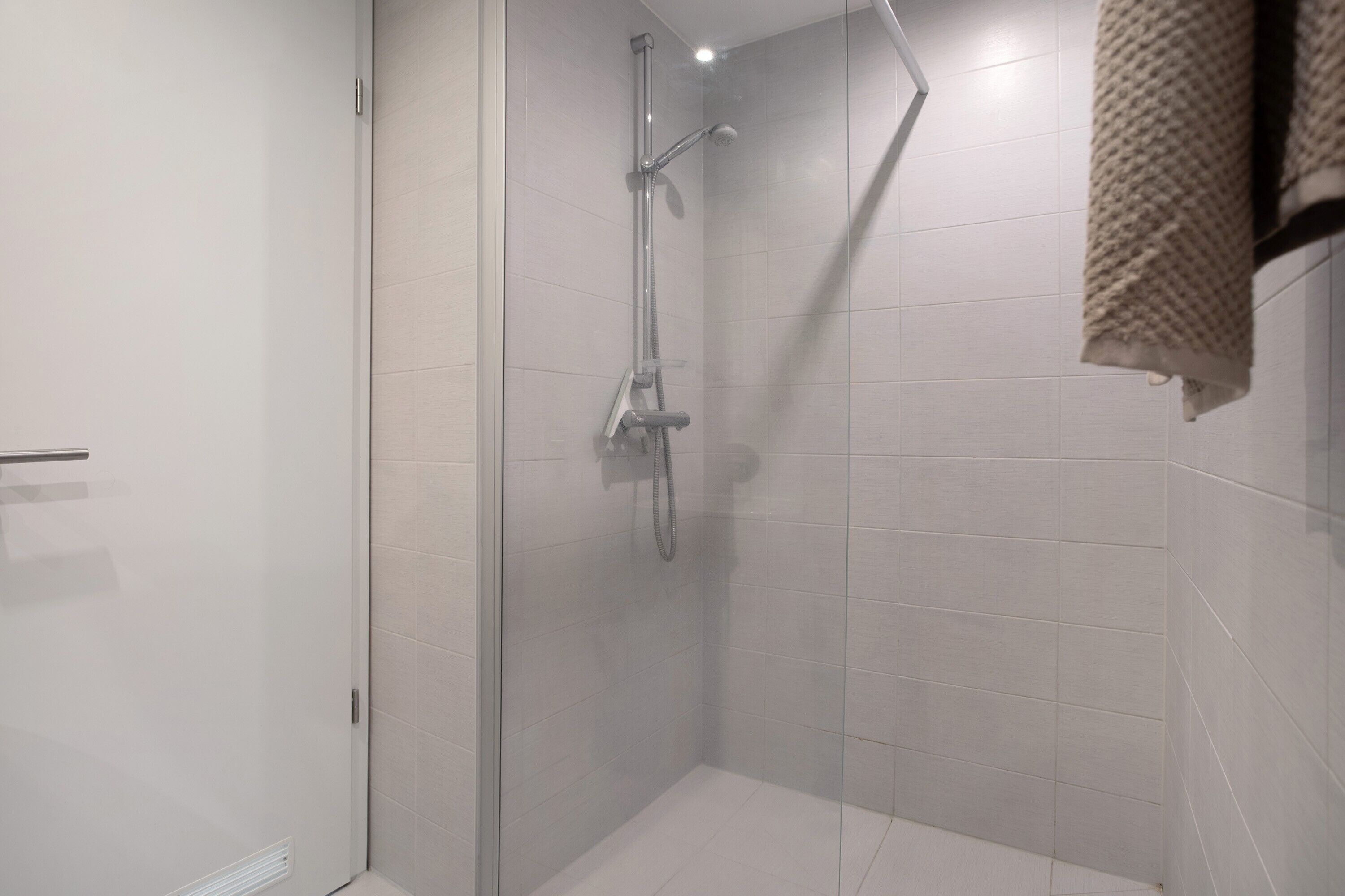 Dusche, Haartrockner, Handtücher, Toilettenpapier