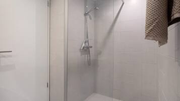 Dusche, Haartrockner, HandtĂŒcher, Toilettenpapier