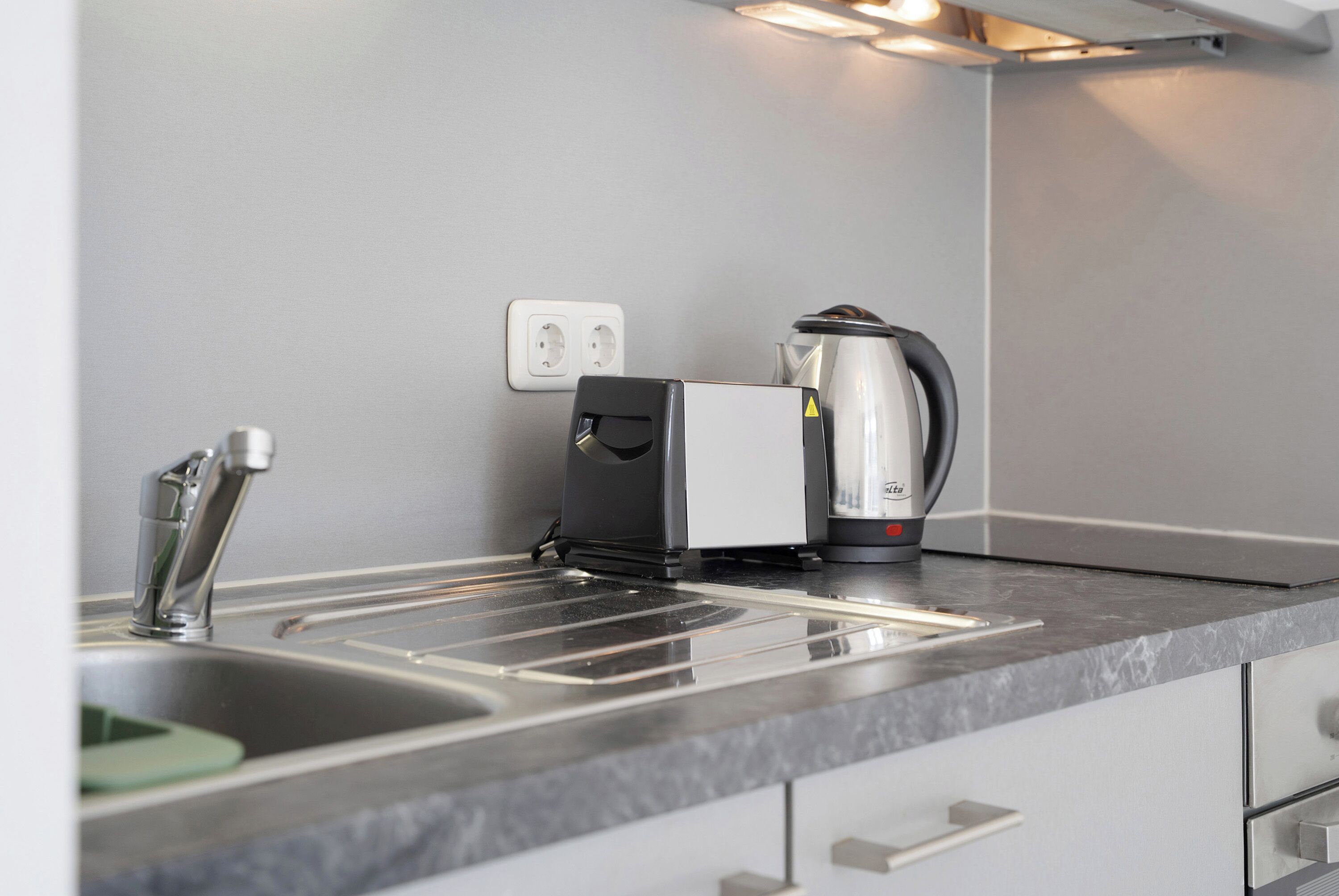 Kühlschrank, Ofen, Herdplatte, Wasserkocher