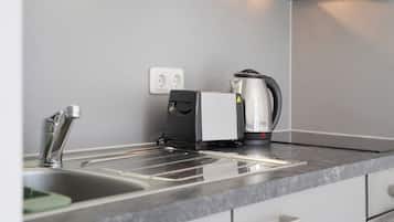 KĂŒhlschrank, Ofen, Herdplatte, Wasserkocher