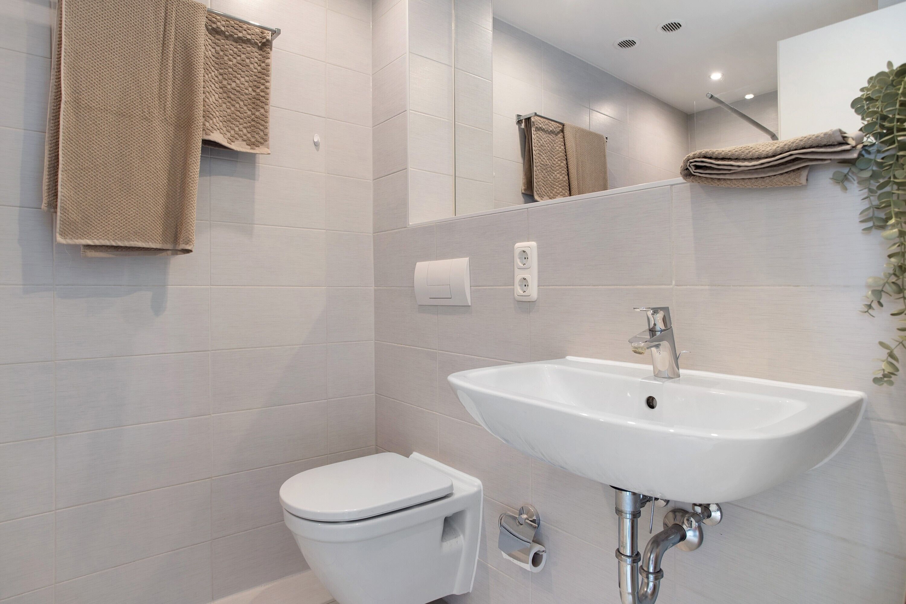 Douche, sèche-cheveux, serviettes fournies, papier toilette