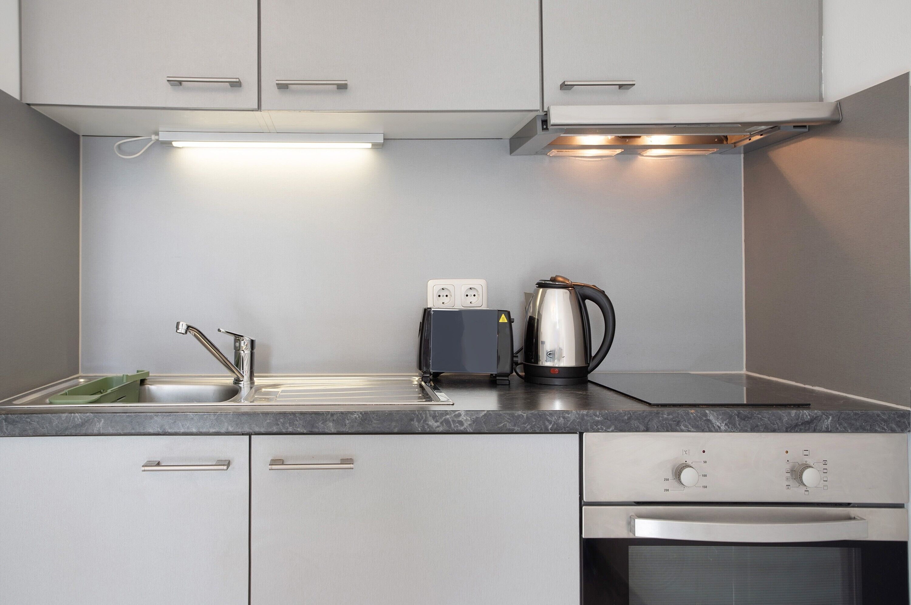 Fridge, oven, stovetop, electric kettle