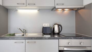 Fridge, oven, stovetop, electric kettle