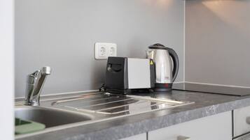 Kühlschrank, Ofen, Herdplatte, Wasserkocher