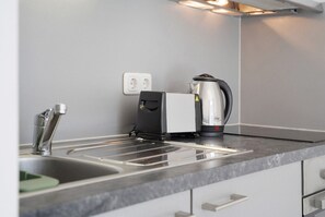 Réfrigérateur, four, plaque de cuisson, bouilloire électrique