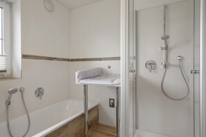 Dusj, hårføner og håndklær