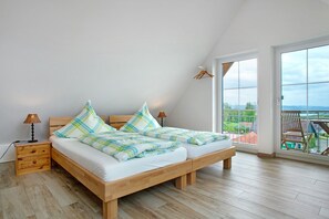 1 bedroom, free WiFi, bed sheets - Room 'Bergzimmer' with Private Balcony, Shared Garden & Wi-Fi - No Kitchen (Friedrichshafen)