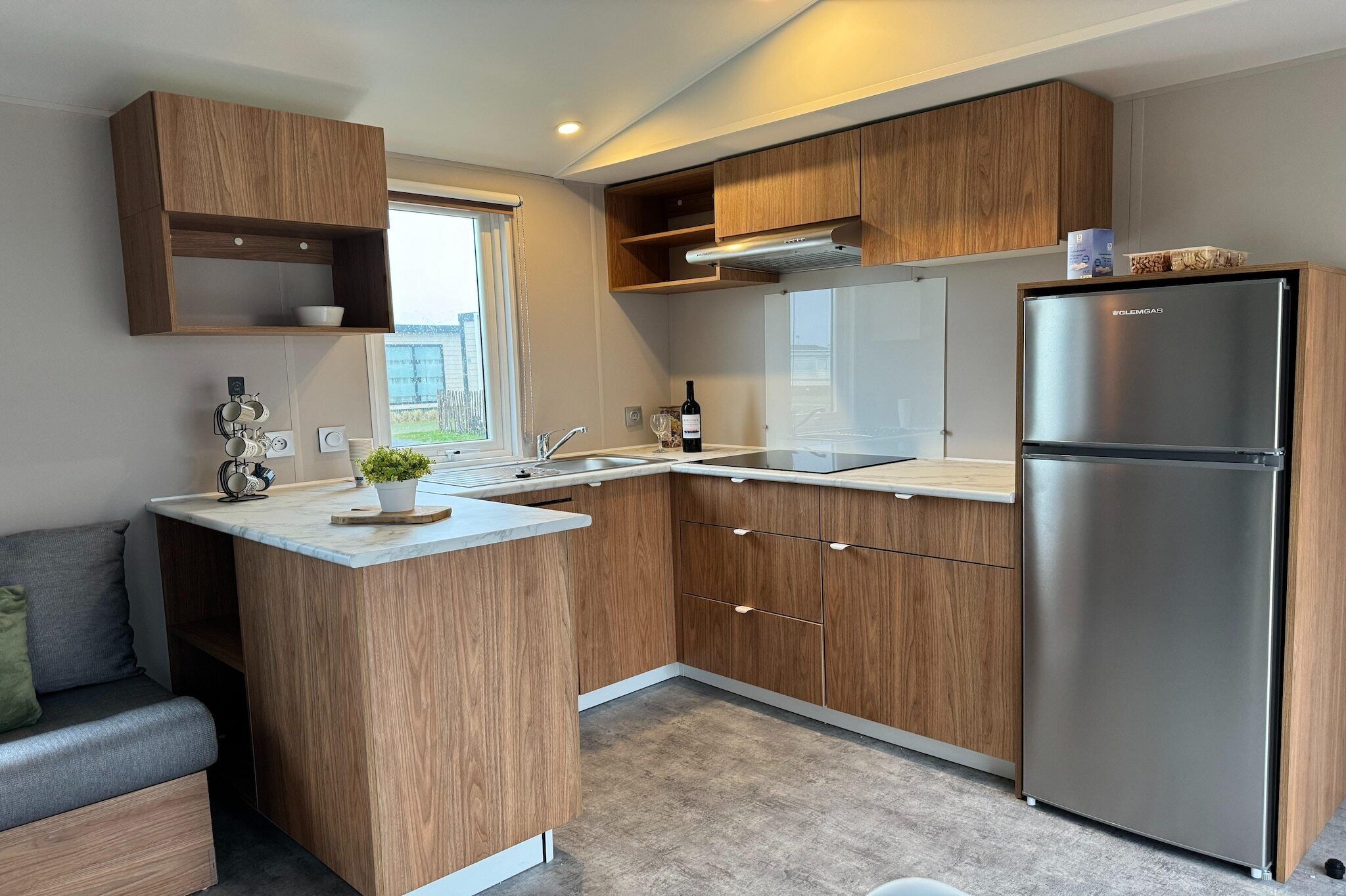 Fridge, microwave, oven