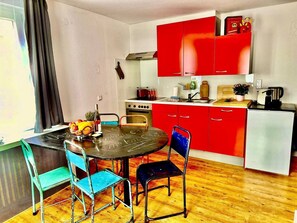 Fridge, oven, stovetop, dishwasher - In the Half-Timbered House "Neustadt" Apartment 2 – 5 Minutes to the Lake (Überlingen)