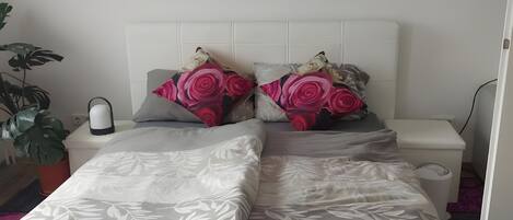 5 bedrooms, bed sheets