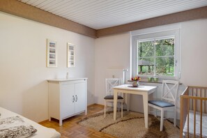 2 bedrooms, free WiFi, bed sheets - Apartment 'Idyllische Am Waldesrand' with Private Terrace, Shared Garden and Wi-Fi (Alpirsbach)