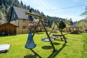 Children’s area - Apartment 'Idyllische Am Waldesrand' with Private Terrace, Shared Garden and Wi-Fi (Alpirsbach)