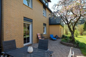 Outdoor dining - Apartment 'Idyllische Am Waldesrand' with Private Terrace, Shared Garden and Wi-Fi (Alpirsbach)