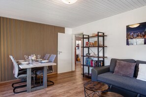 Dining - Apartment 'Idyllische Am Waldesrand' with Private Terrace, Shared Garden and Wi-Fi (Alpirsbach)