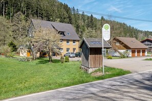 Exterior - Apartment 'Idyllische Am Waldesrand' with Private Terrace, Shared Garden and Wi-Fi (Alpirsbach)