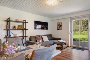 TV, video games - Apartment 'Idyllische Am Waldesrand' with Private Terrace, Shared Garden and Wi-Fi (Alpirsbach)