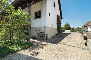Property grounds - Apartment 'Aschoff' with Mountain View, Shared Pool and Wi-Fi (Bühl)